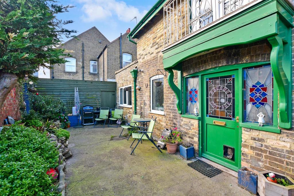 Albion Road, Broadstairs, Kent 2 bed semidetached house for sale £