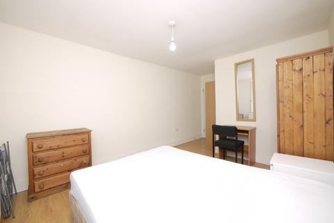 Terraced house to rent, Warwick Road, Stratford London, E15