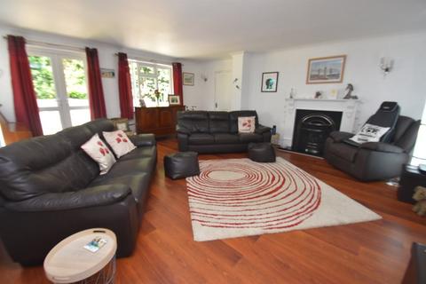 10 Ellington Way, Epsom, KT18 5TA