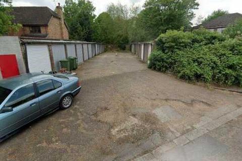 Garage to rent, Chestnut Manor Close, Staines-upon-Thames TW18