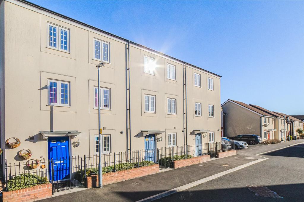 Clapham Close, Nightingale Rise, Swindon, Wiltshire, SN2 4 bed end of