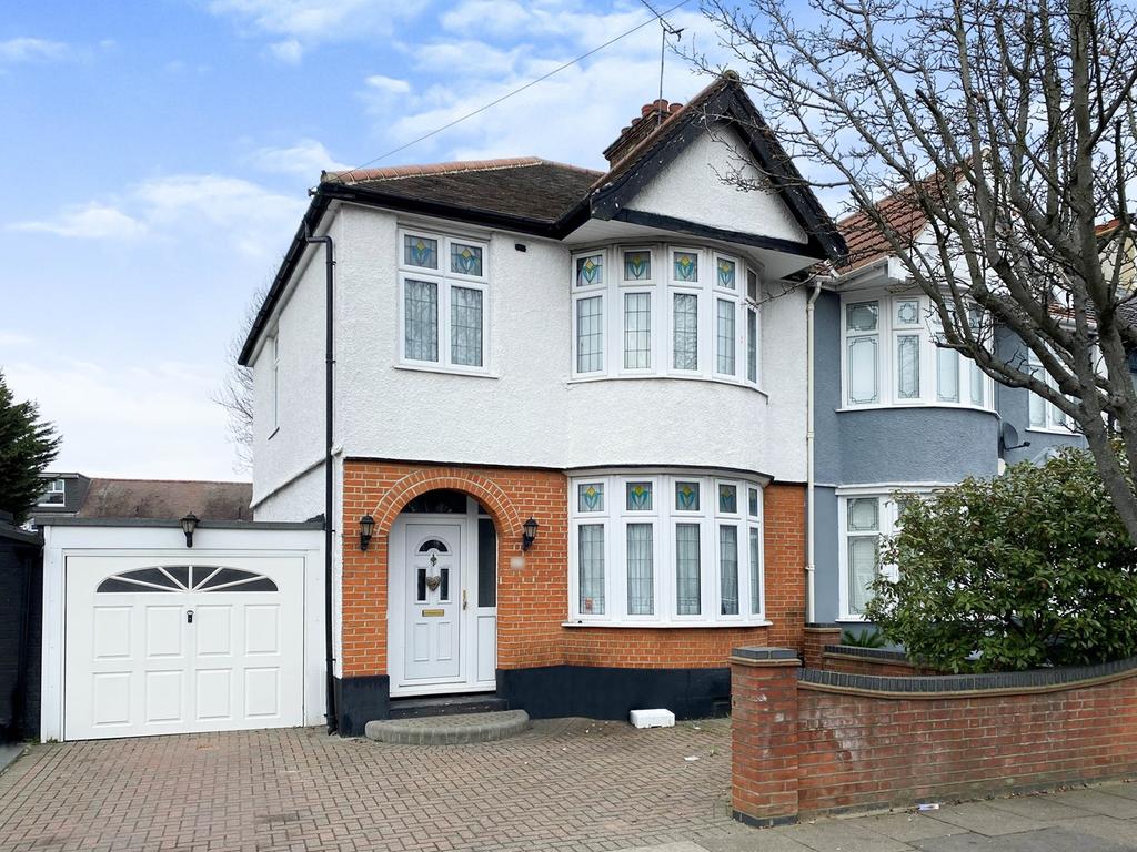 Ashburton Avenue, SEVEN KINGS, IG3 3 bed semidetached house for sale