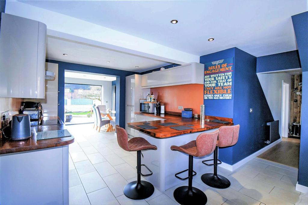 Lowgate Close, SuttonOnHull, Hull 3 bed semidetached house £220,000