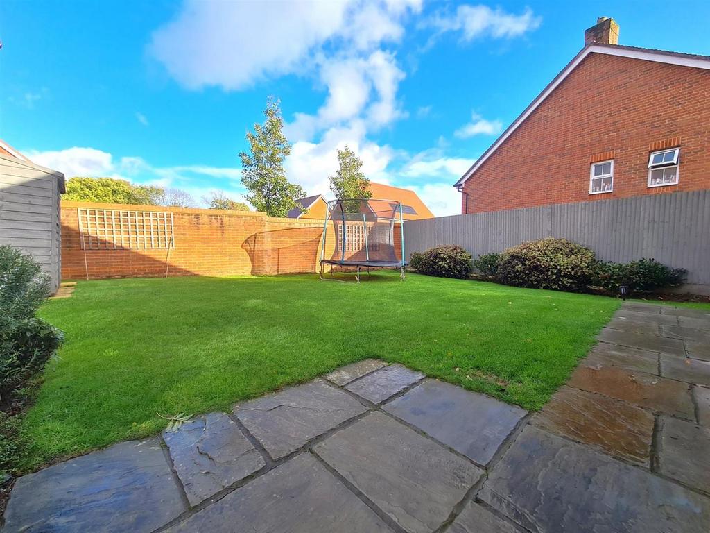 Reeves Drive, Petersfield 4 bed detached house £748,000