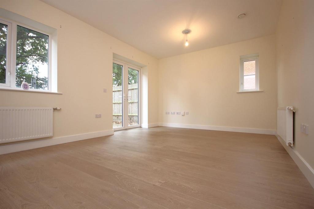Jellicoe Drive, Sarisbury Green 3 bed end of terrace house £385,000