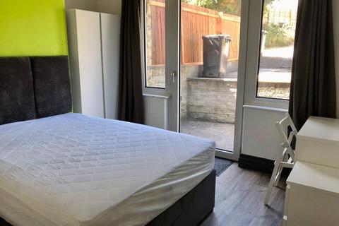 3 bedroom semi-detached house for sale - Somerset Road, Almondbury, Huddersfield, HD5 8HY