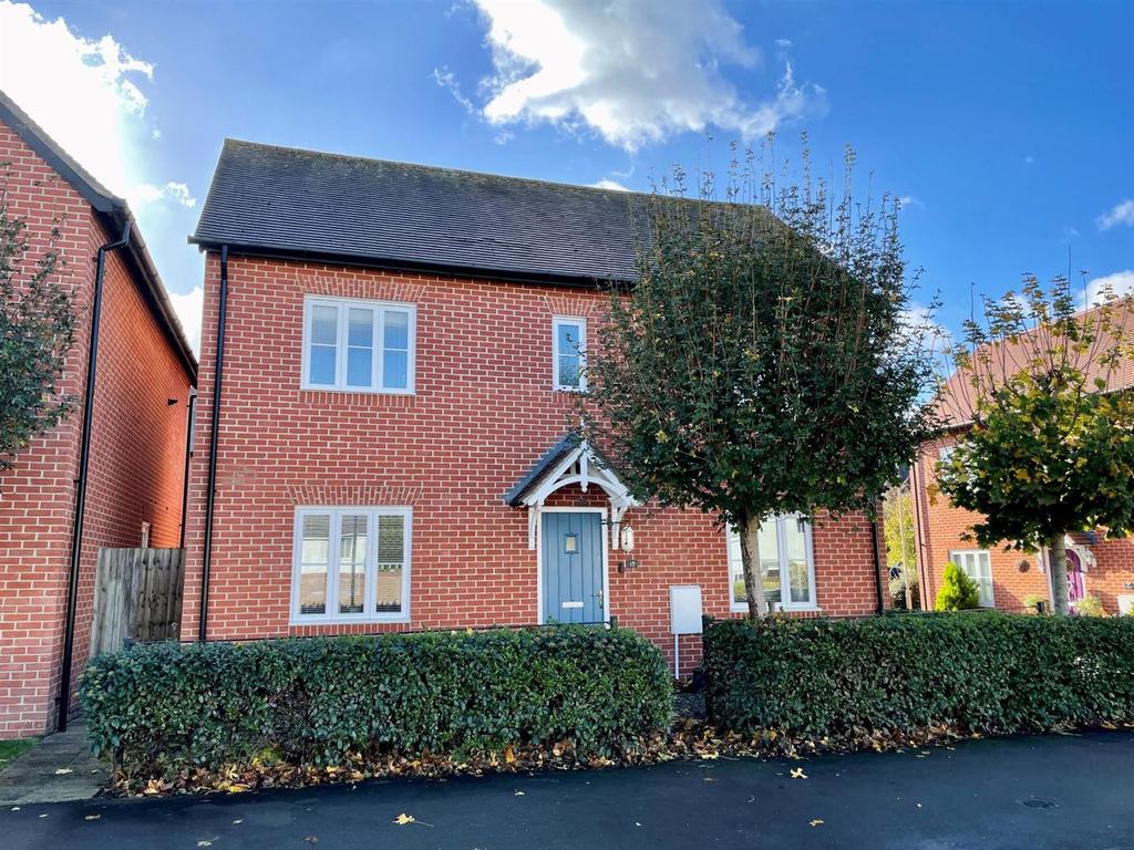 Bluebell Way, Whiteley 3 bed detached house £500,000
