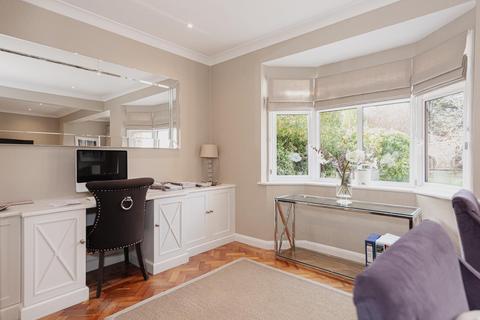 16 Southfields, East Molesey, KT8 0BP