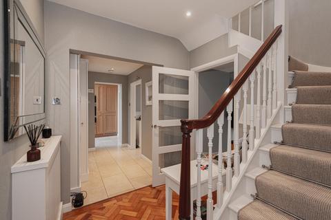 16 Southfields, East Molesey, KT8 0BP