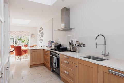 16 Southfields, East Molesey, KT8 0BP