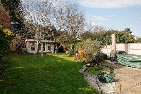 16 Southfields, East Molesey, KT8 0BP