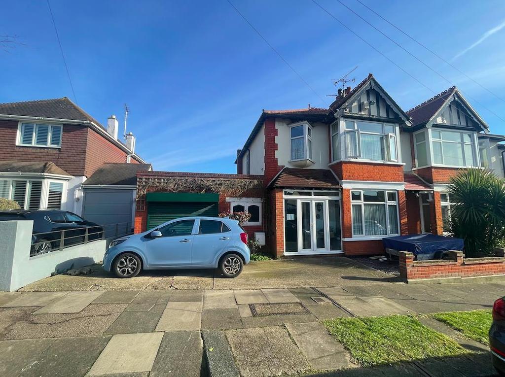 St. Clements Drive, LeighOnSea 3 bed semidetached house £580,000