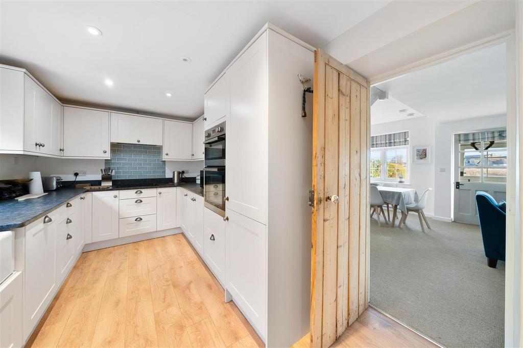 Kitchen 2.jpg