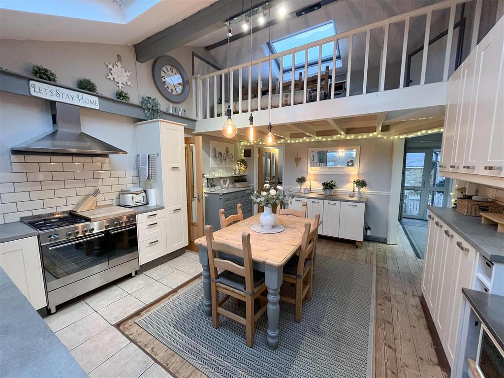 Kitchen 2.jpeg