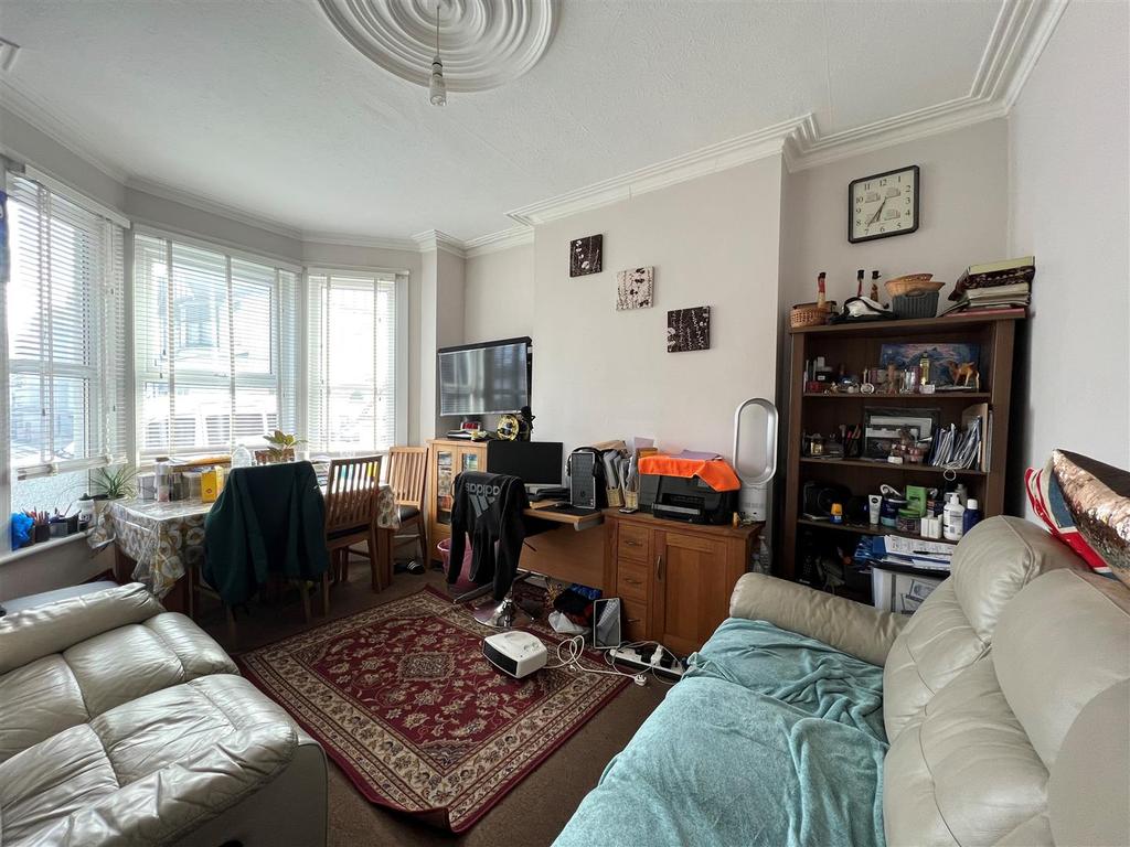 Southbourne Grove, WestcliffOnSea 2 bed flat for sale £220,000
