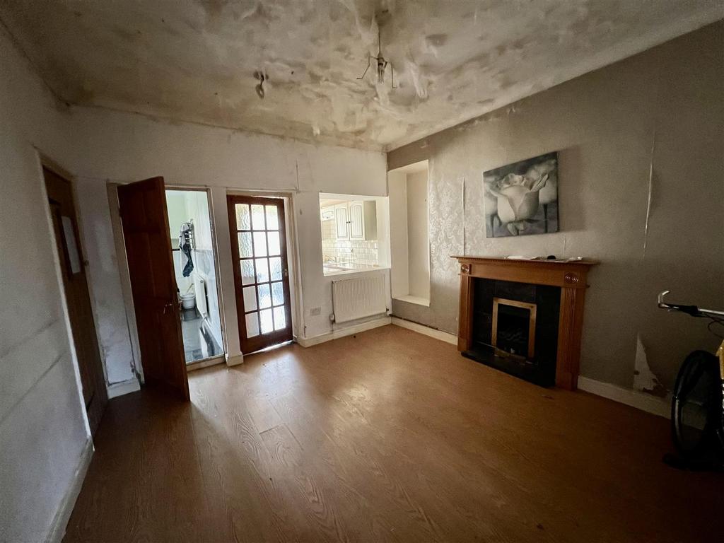 Pantyffynnon Road, Ammanford 3 bed terraced house £110,000