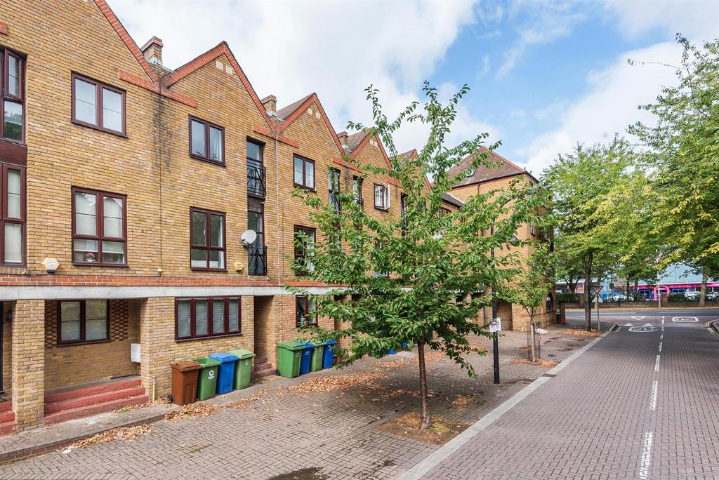 Brunswick Quay, Surrey Quays SE16 4 bed townhouse £3,500 pcm (£808 pw)