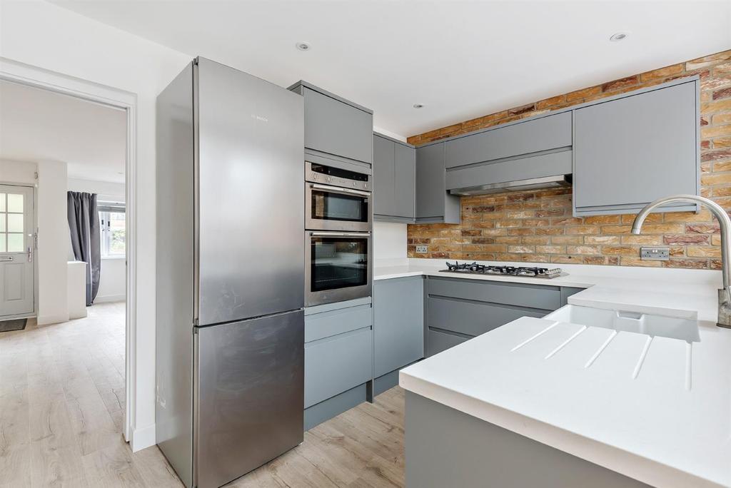 Brunswick Quay, Surrey Quays SE16 4 bed townhouse £3,500 pcm (£808 pw)