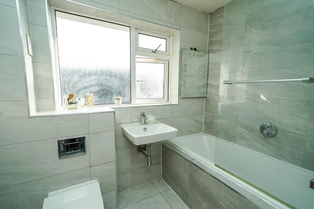 Garden Hedge, Leighton Buzzard 2 bed semidetached house £300,000