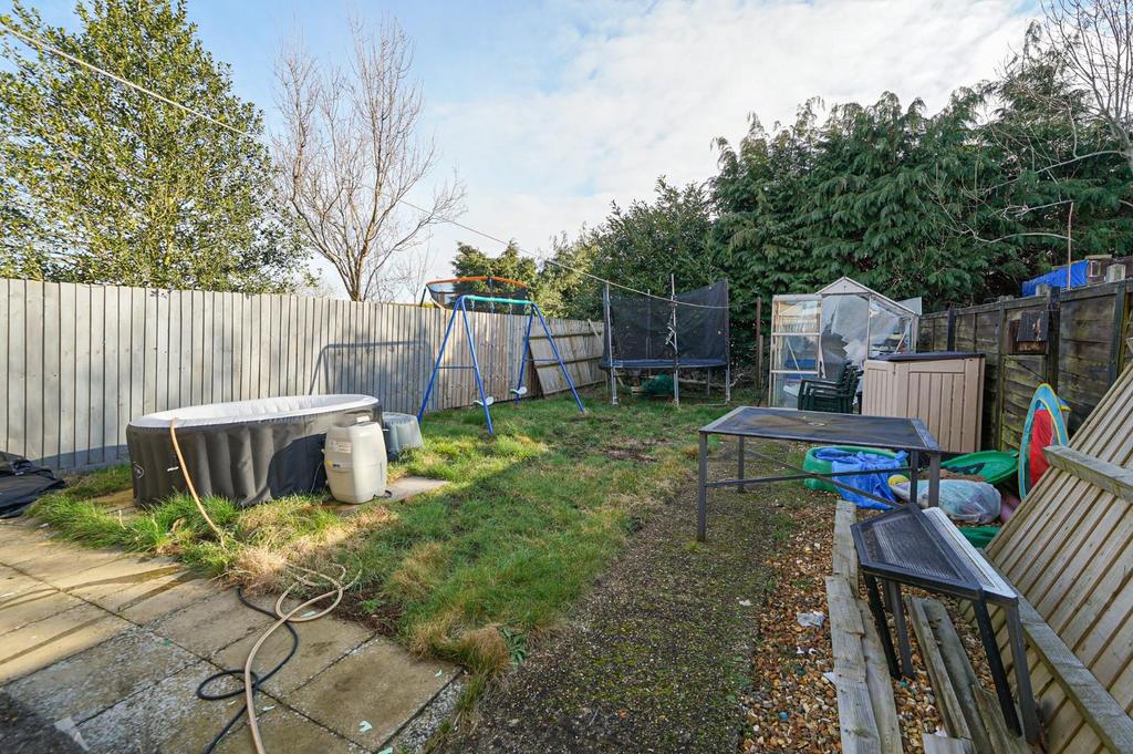 Garden Hedge, Leighton Buzzard 2 bed semidetached house £300,000