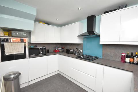 12 Sutton Avenue, Neston, CH64 0TQ