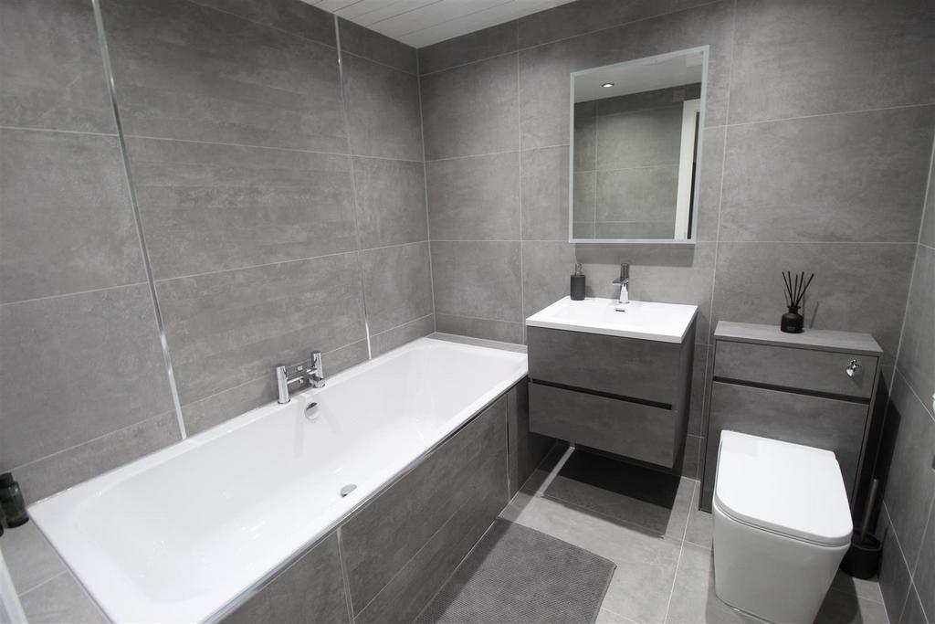 Elmwood Way, Barnsley S75 1EY 3 bed townhouse £220,000