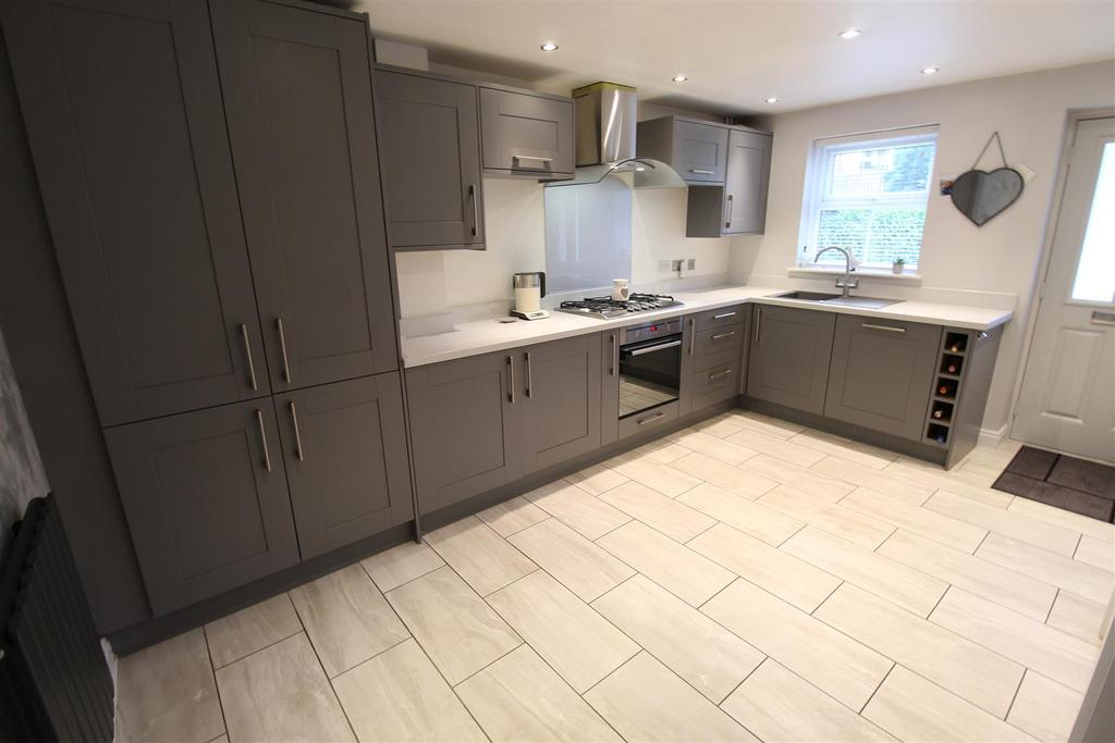 Elmwood Way, Barnsley S75 1EY 3 bed townhouse £220,000