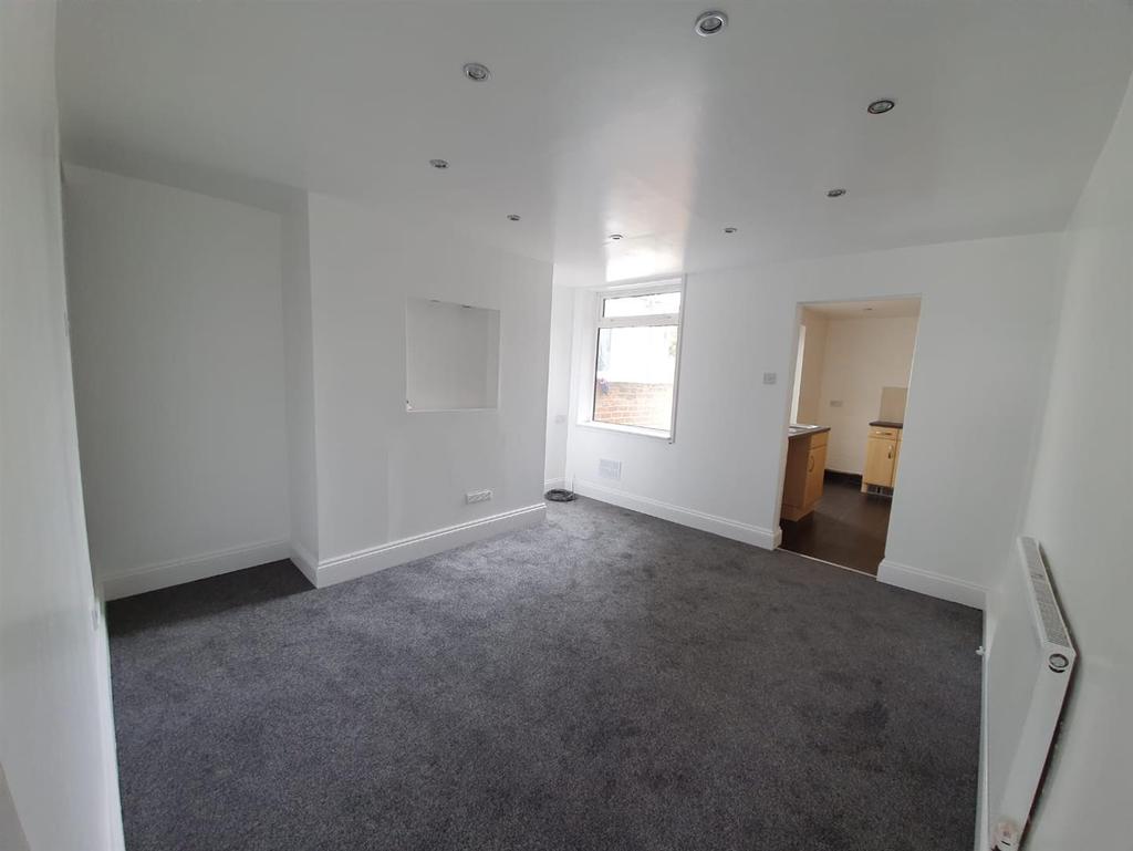 Leeming Lane South, Mansfield Woodhouse 2 bed terraced house £650 pcm