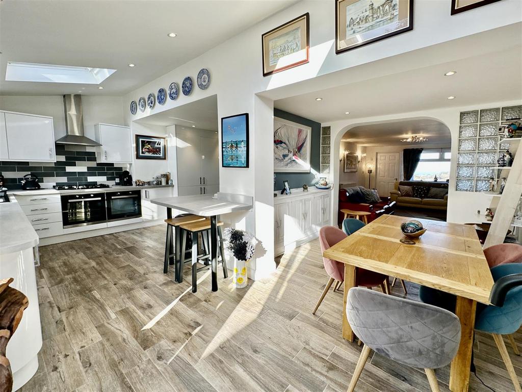 Close, Brixham 3 bed terraced house £325,000