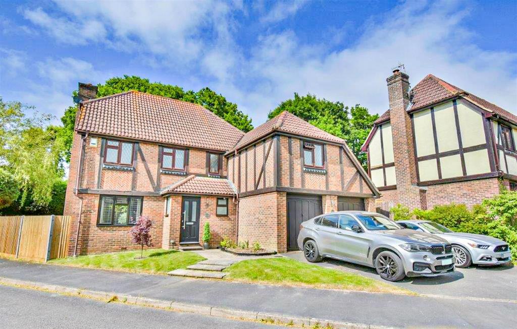 Cowdray Park Road, BexhillOnSea 5 bed detached house for sale £600,000