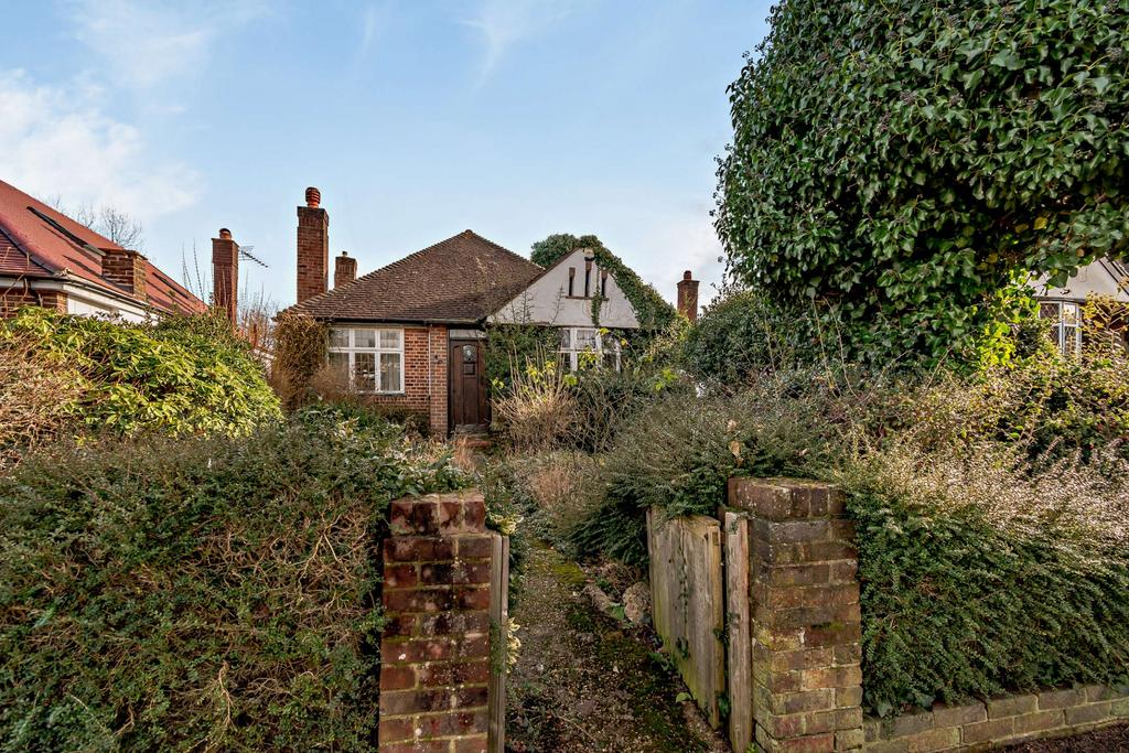 Cheney Street, Pinner, HA5 2 bed detached bungalow £700,000