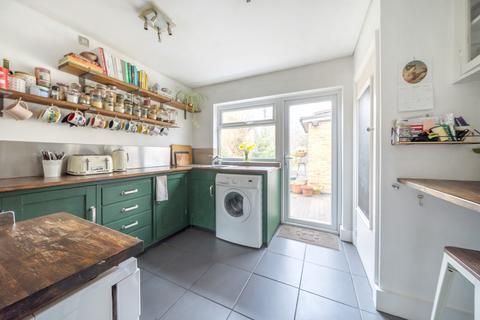 27 Hawks Road, Kingston Upon Thames, KT1 3DS
