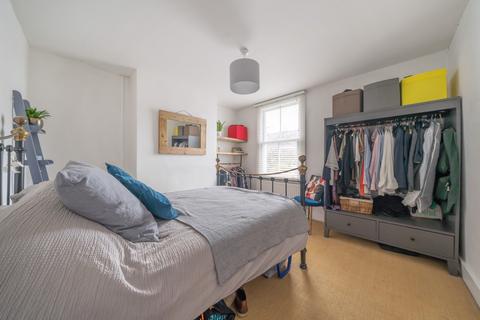 27 Hawks Road, Kingston Upon Thames, KT1 3DS