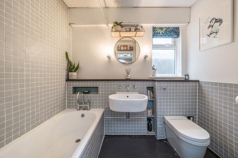 27 Hawks Road, Kingston Upon Thames, KT1 3DS