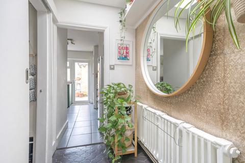 27 Hawks Road, Kingston Upon Thames, KT1 3DS