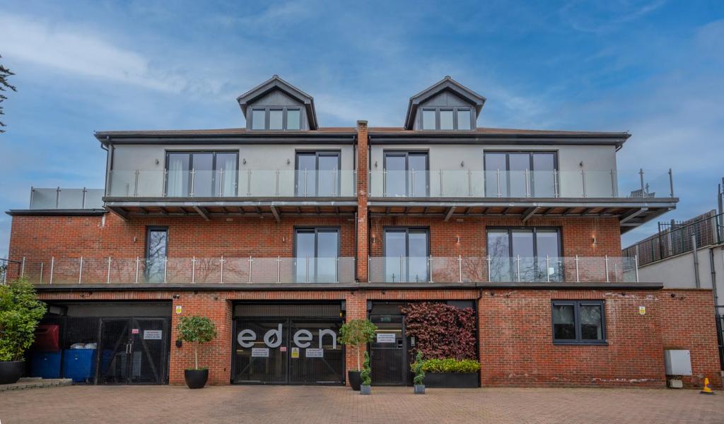 Eden Lodges, Chigwell 2 bed flat £2,995 pcm (£691 pw)