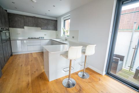 2 bedroom flat to rent, Eden Lodges, Chigwell