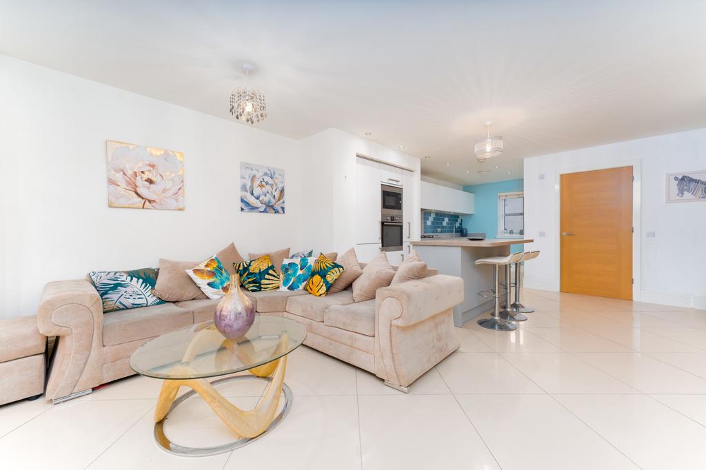 Falcon Drive, Newton Mearns... 3 bed semidetached villa £275,000