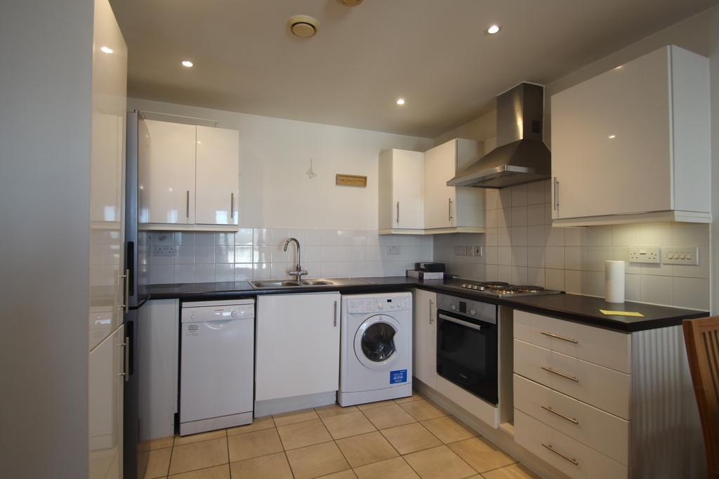 Apartment in Newham - View 4