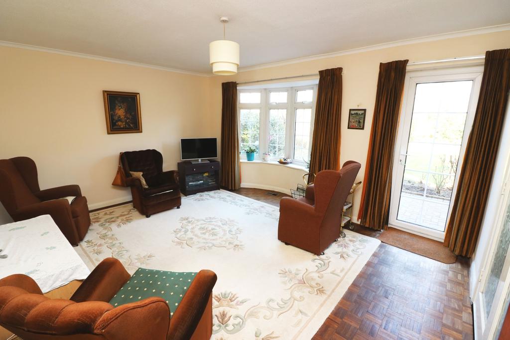Manor Leaze, Egham, Surrey, TW20 4 bed detached house £650,000