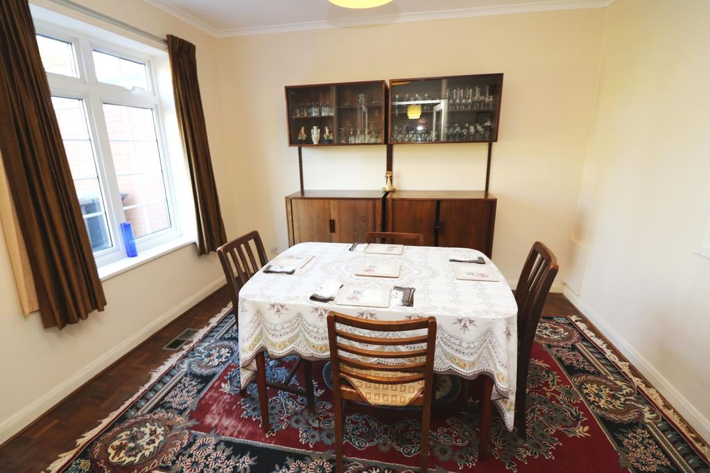 30 Manor Leaze Din