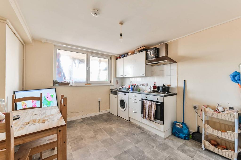 Partridge Way, Wood Green, London, N22 2 bed flat for sale £150,000