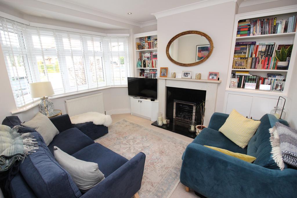 Hazlemere Gardens, Worcester Park KT4 3 bed semidetached house £625,000