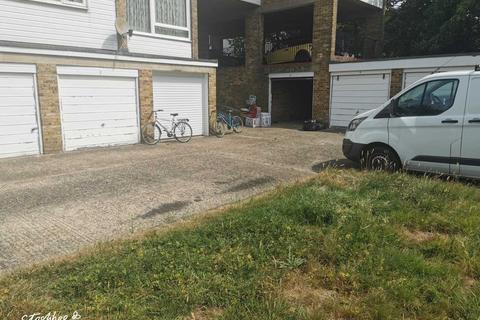 Garage to rent, Chingford Avenue, London E4