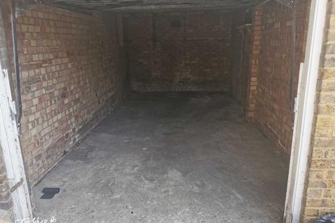 Garage to rent, Chingford Avenue, London E4