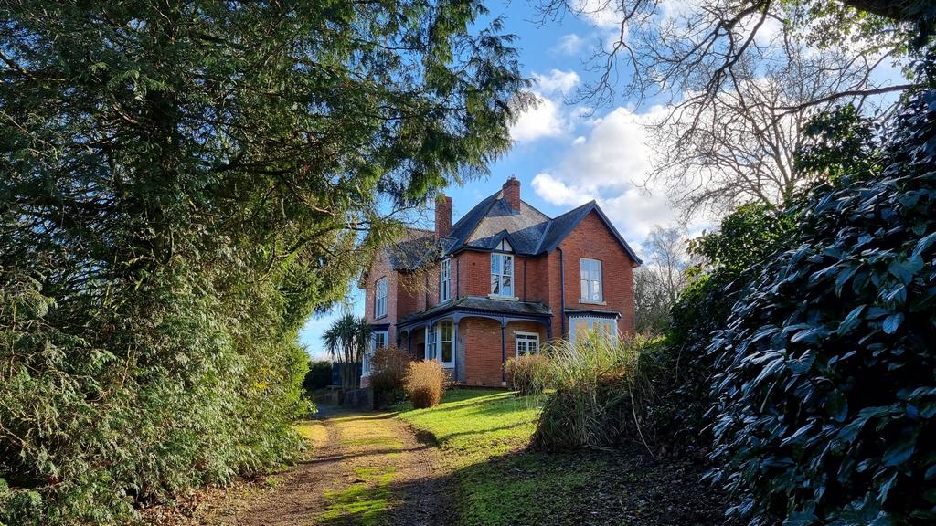 North Lodge, Filleigh 5 bed detached house £2,200 pcm (£508 pw)