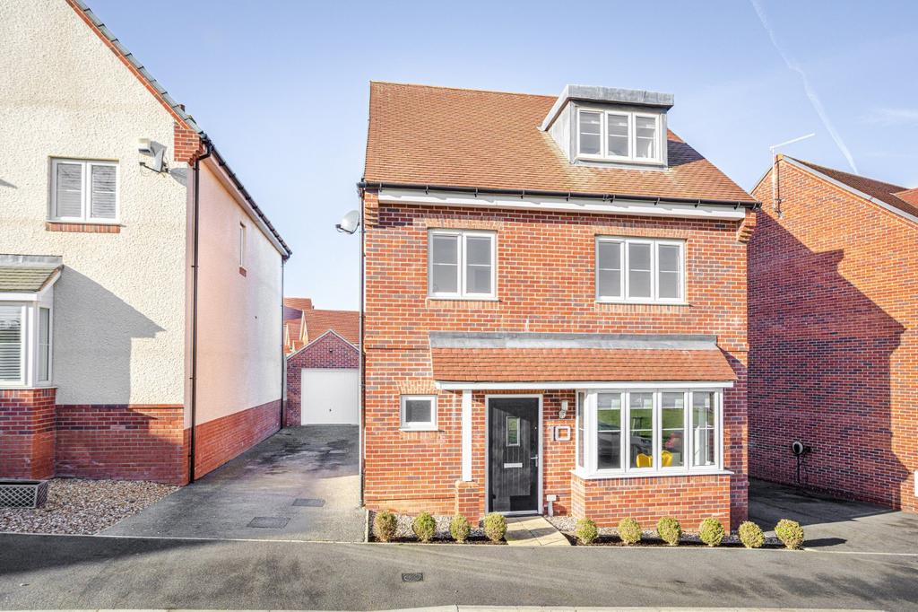 Bluebell Drive, Stansted, Essex, CM24 4 bed detached house for sale £