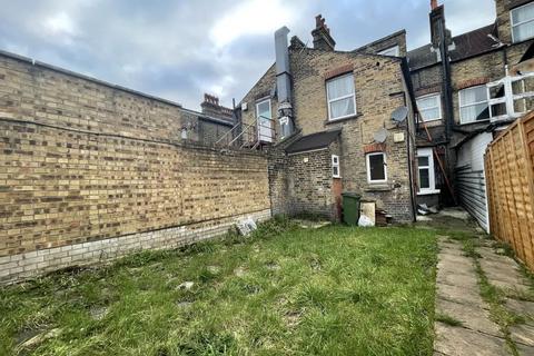 Studio to rent, Wickham Lane,  London, SE2