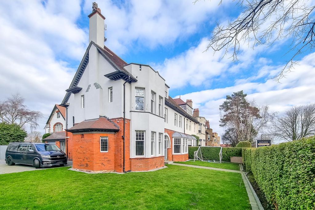 Langcliffe Avenue East, Harrogate, HG2 5 bed semidetached house £