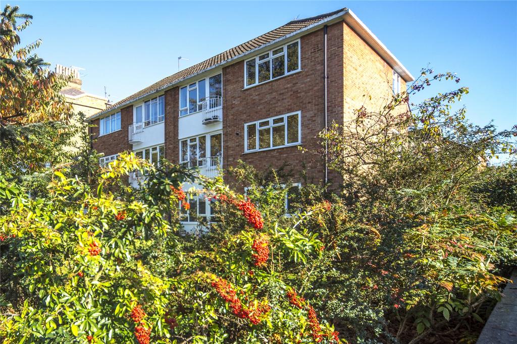 Royston Court, Lichfield Road, Kew... 2 bed apartment £2,250 pcm (£